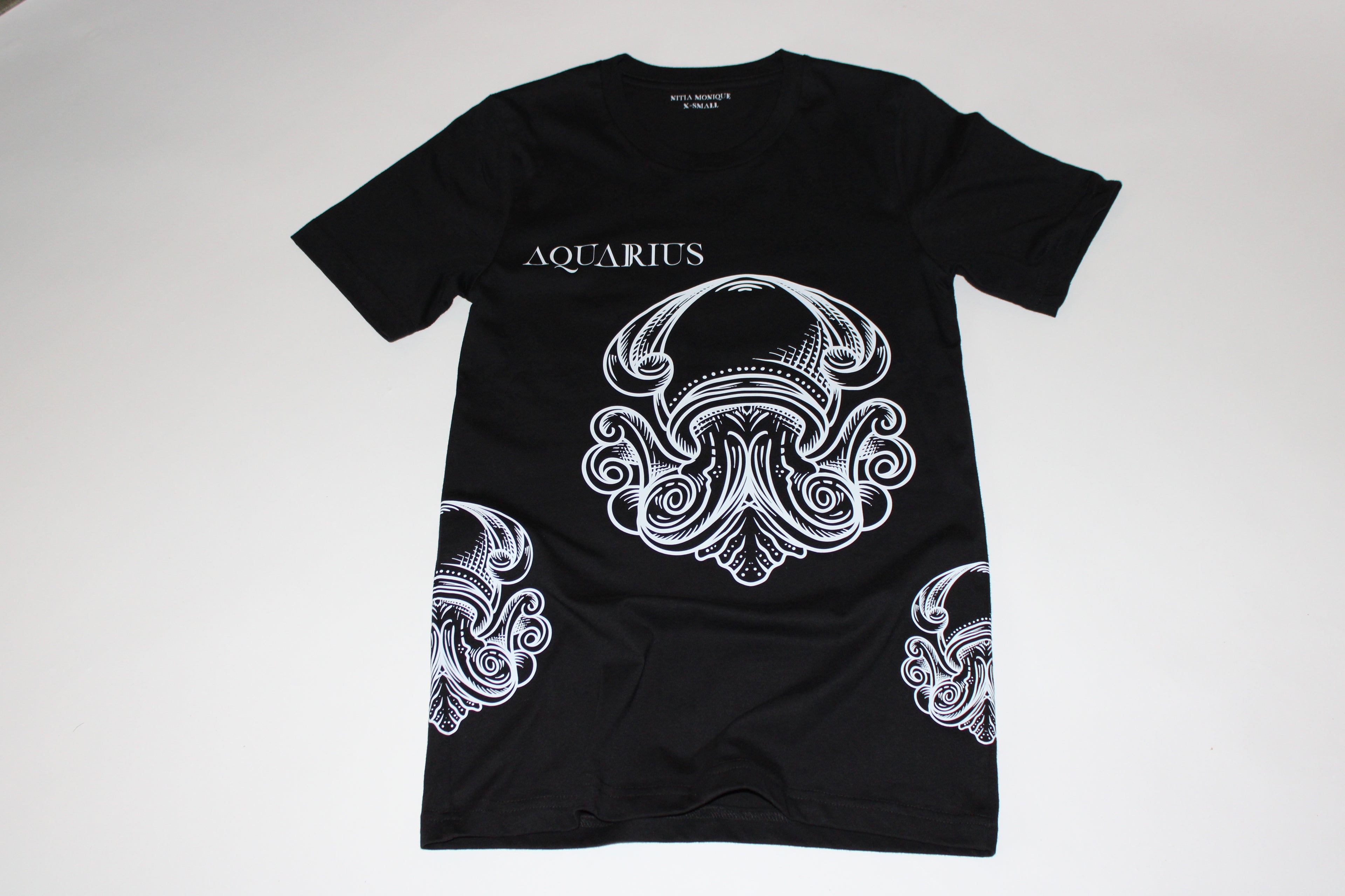 Aquarius – Icon – Zodiac Graphic Tee