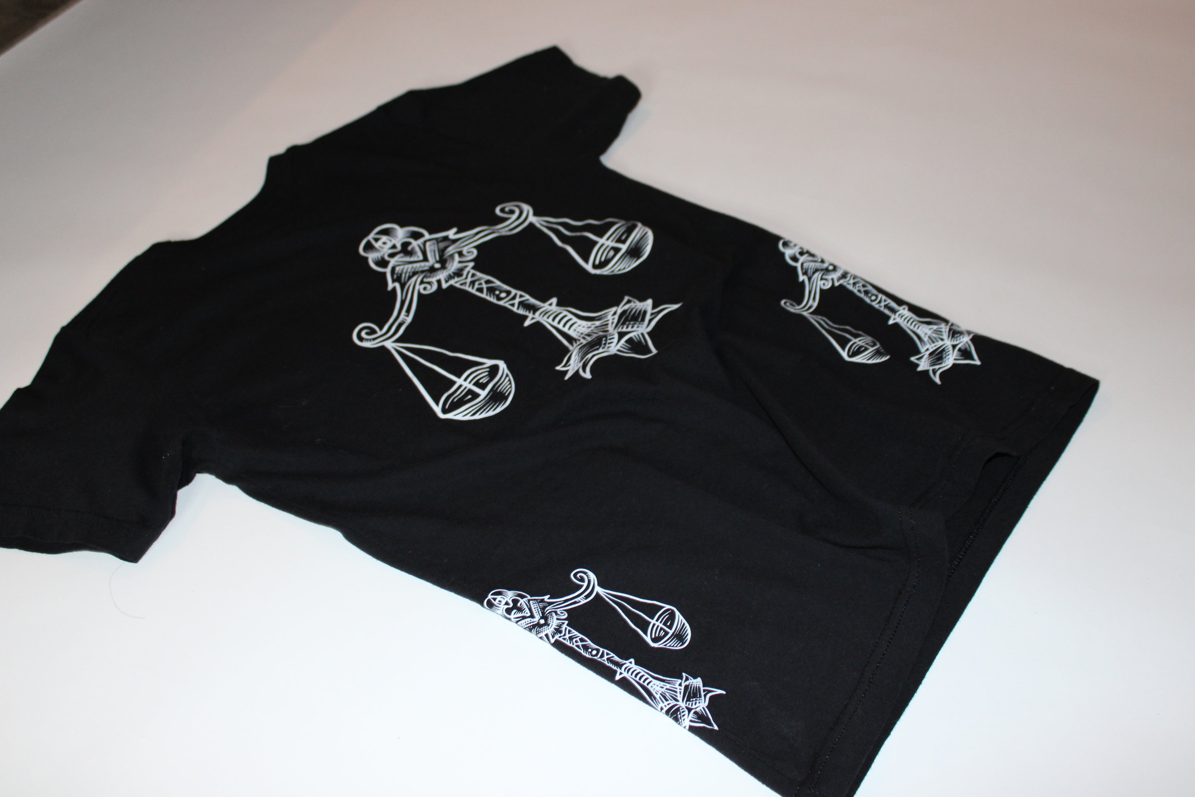 Libra – Icon – Zodiac Graphic Tee