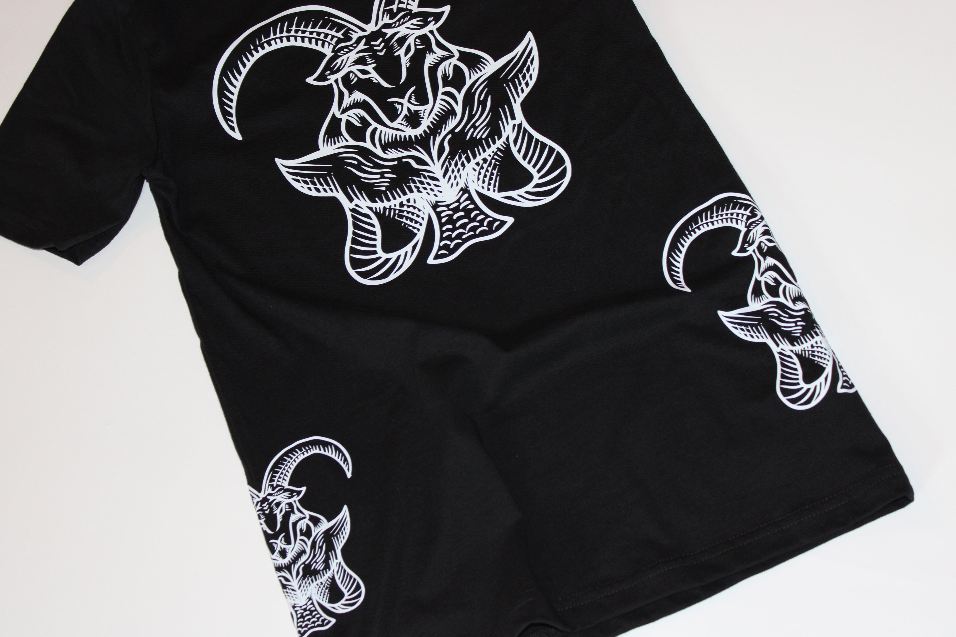 Capricorn – Icon – Zodiac Graphic Tee