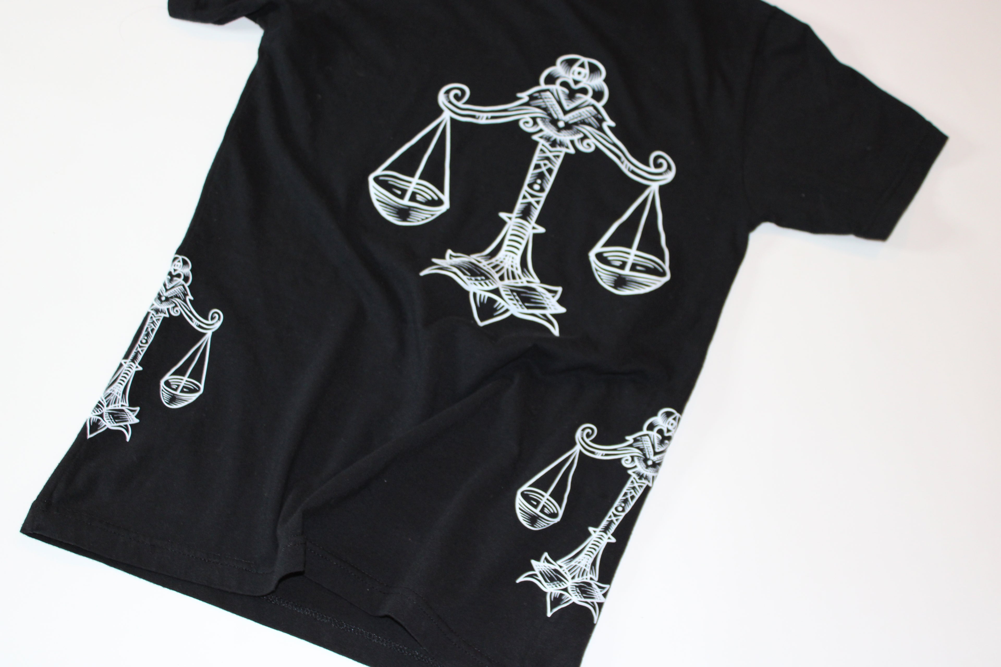 Libra – Icon – Zodiac Graphic Tee