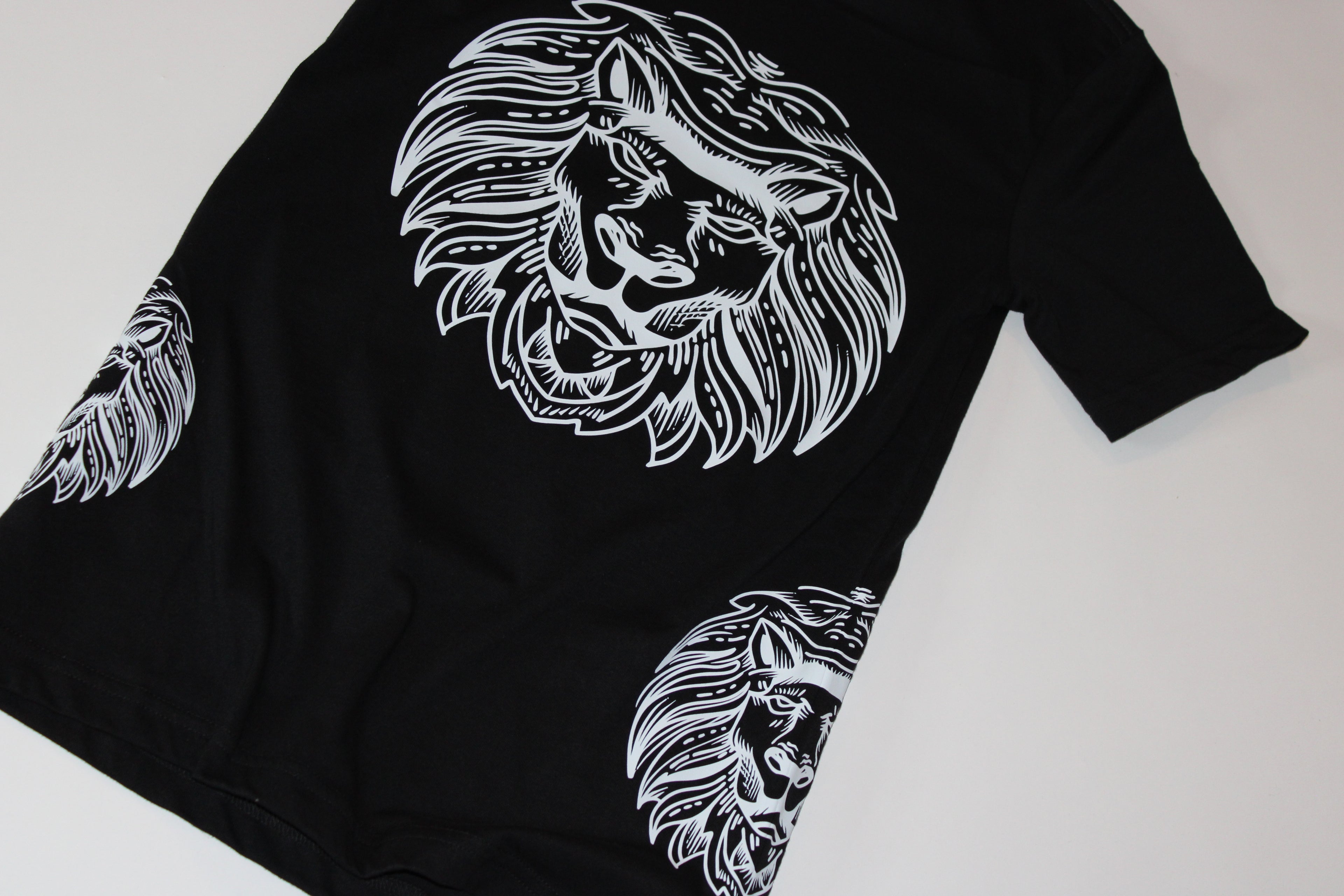 Leo – Icon – Zodiac Graphic Tee